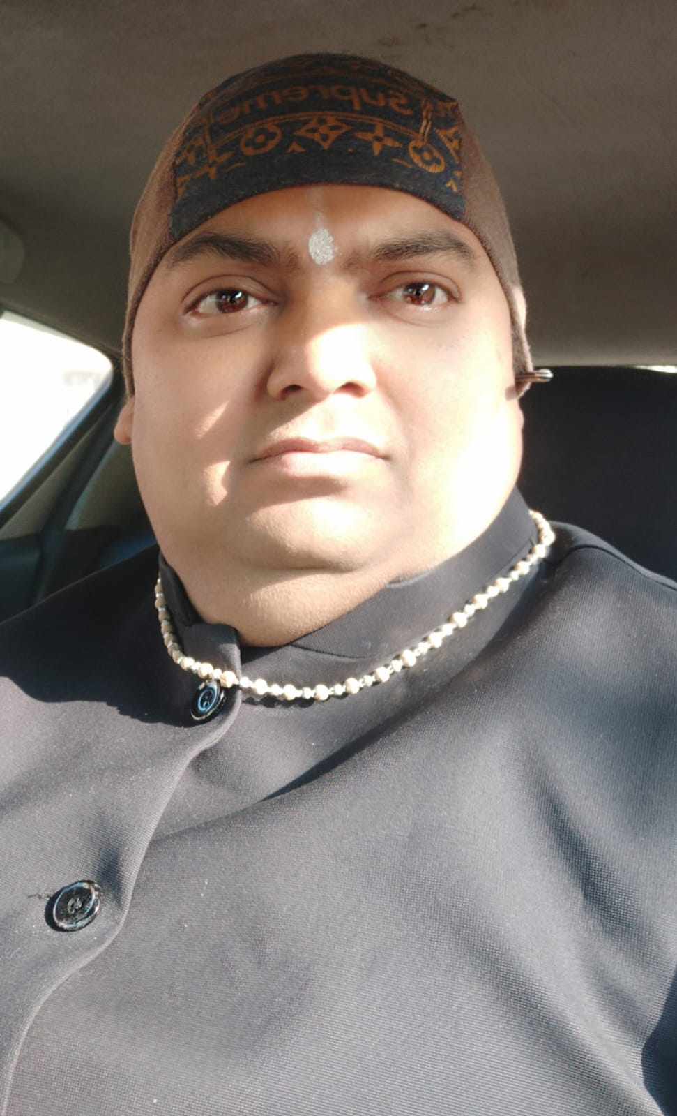 Portrait of our experienced Hindu pandit in traditional attire